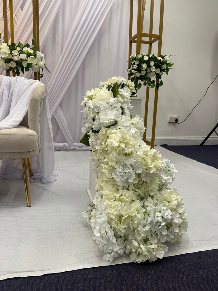 Gold floral stand styling